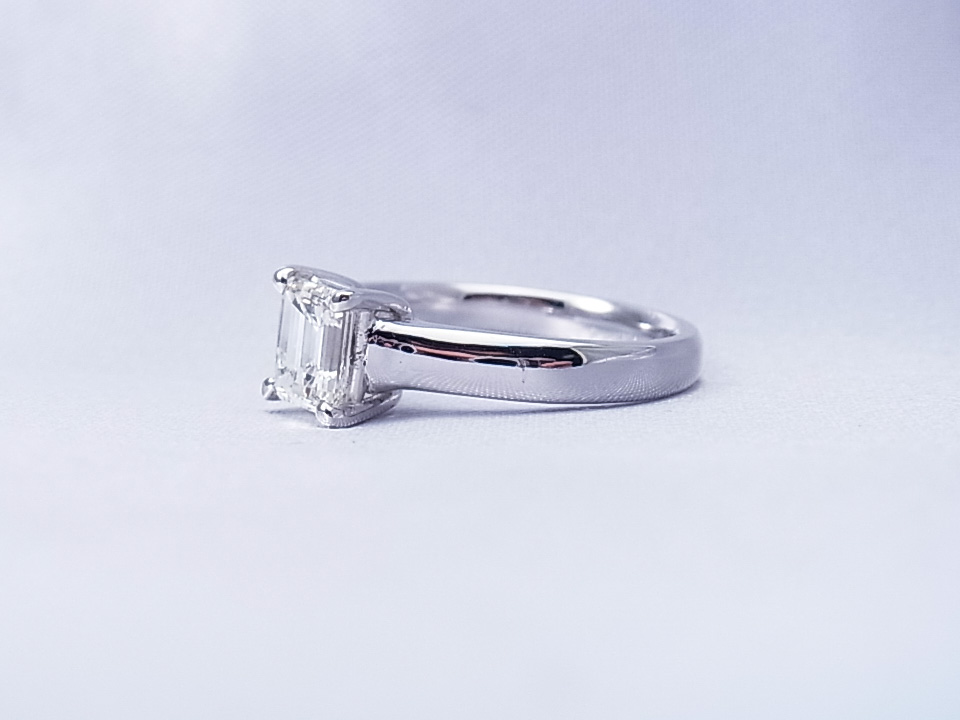 エメラルドカットダイヤモンドの指輪