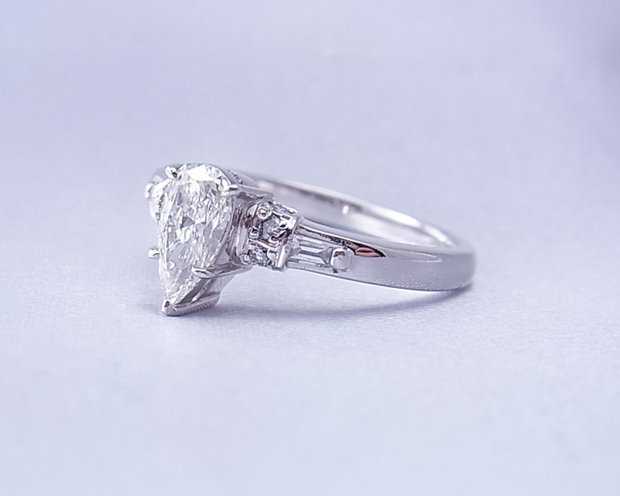 ペアシェイプダイヤモンドの指輪