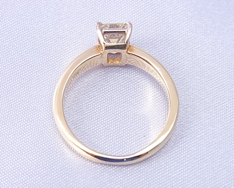 エメラルドカットダイヤモンドの指輪