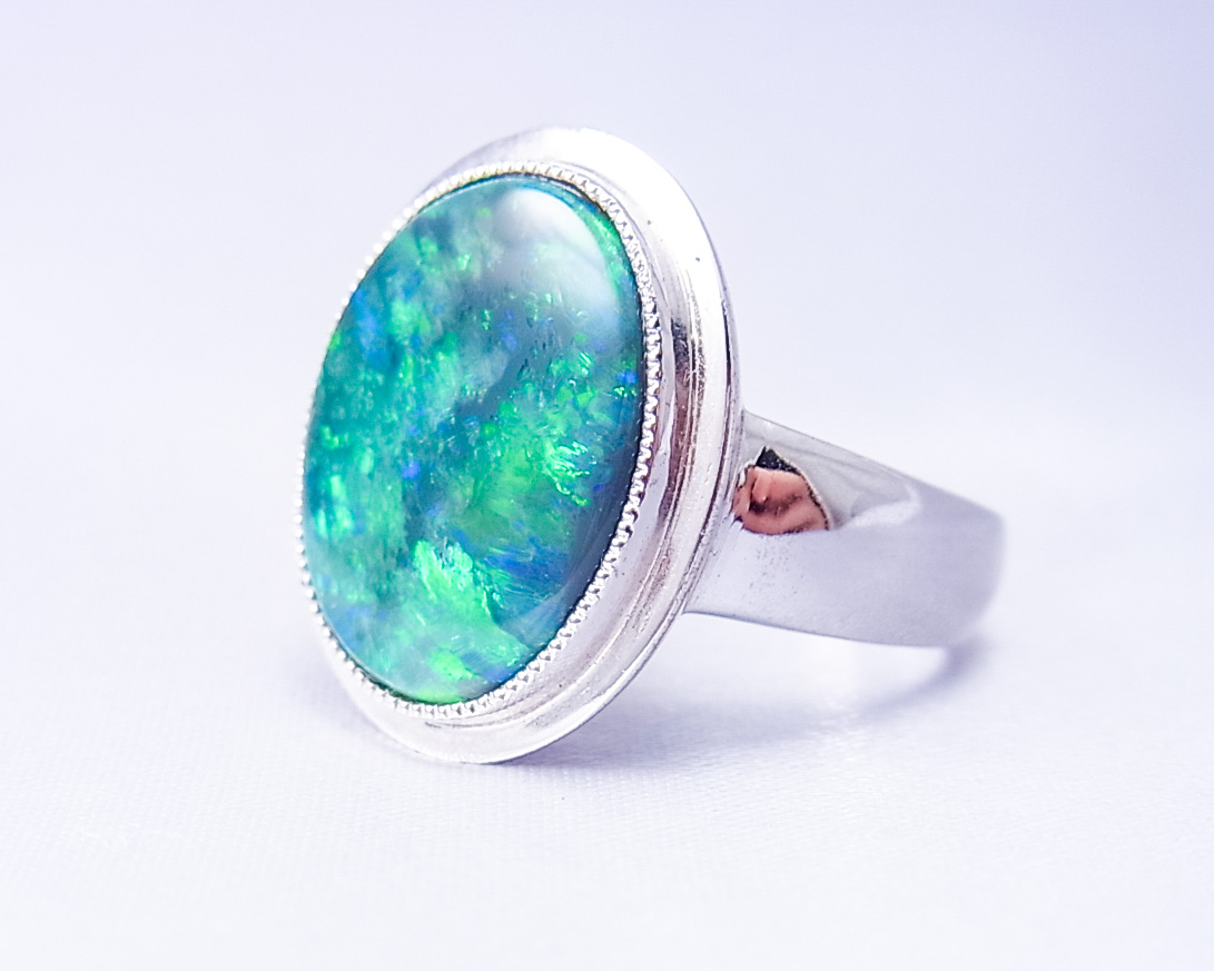 青と緑の斑が美しいブラックオパールの指輪