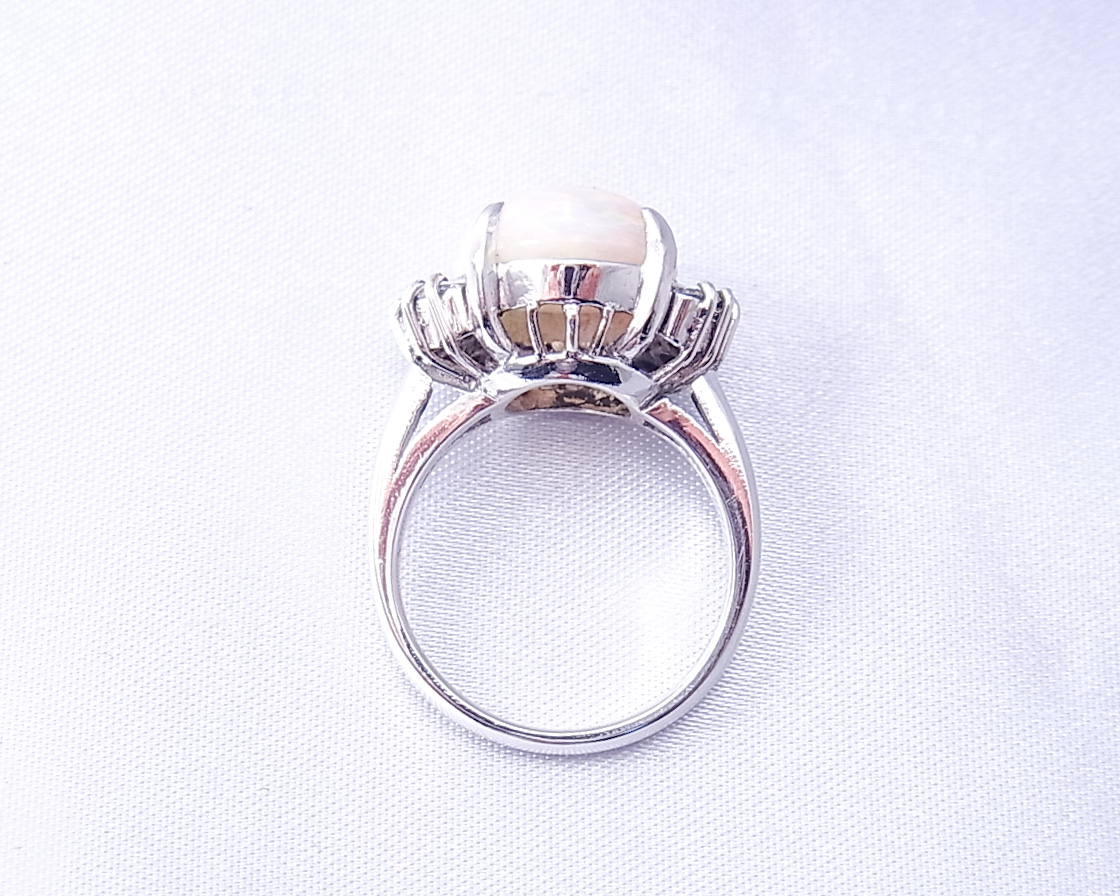ホワイトオパールとダイヤモンドの指輪