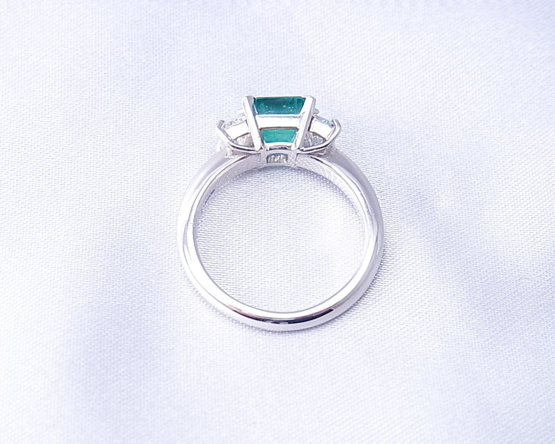 四角いエメラルドとダイヤモンドの並んだ指輪