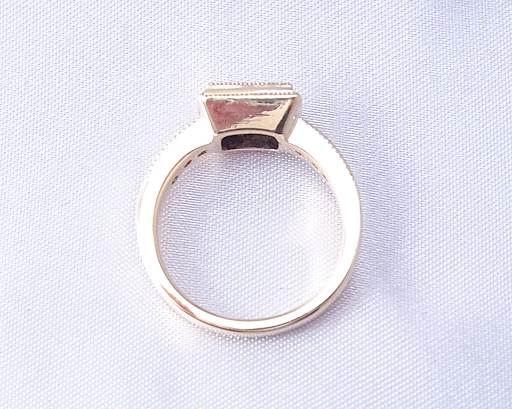 アンティーク風のダイヤモンドの指輪