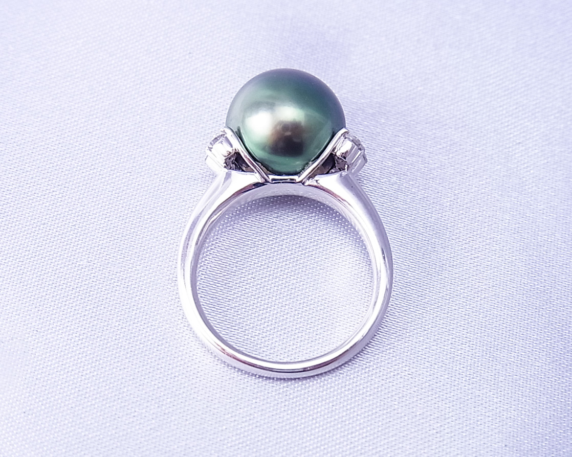 黒蝶真珠の横にダイヤモンドが3つずつついた指輪