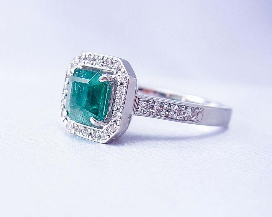 どことなく可愛いダイヤモンドとエメラルドの指輪
