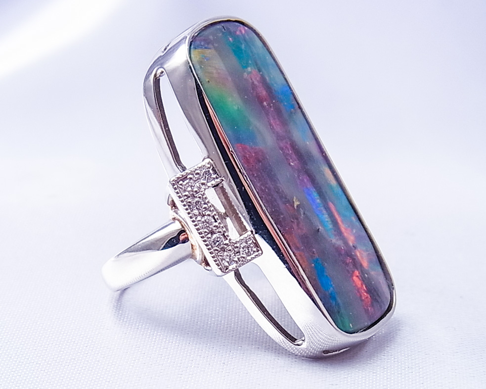 七色に煌めく大きなボルダーオパールの指輪