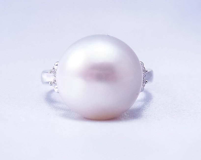 白い真珠の横に小さいダイヤがついた指輪