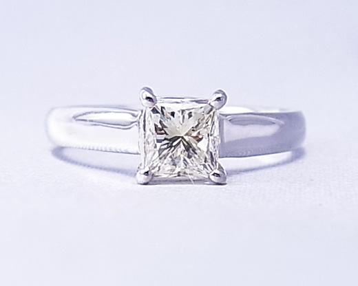プリンセスカットダイヤモンドの指輪