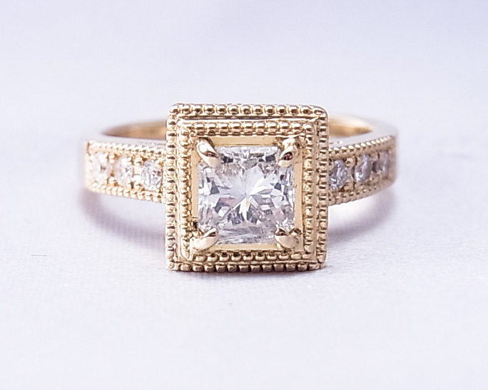 アンティーク風デザインのプリンセスカットダイヤモンドの指輪