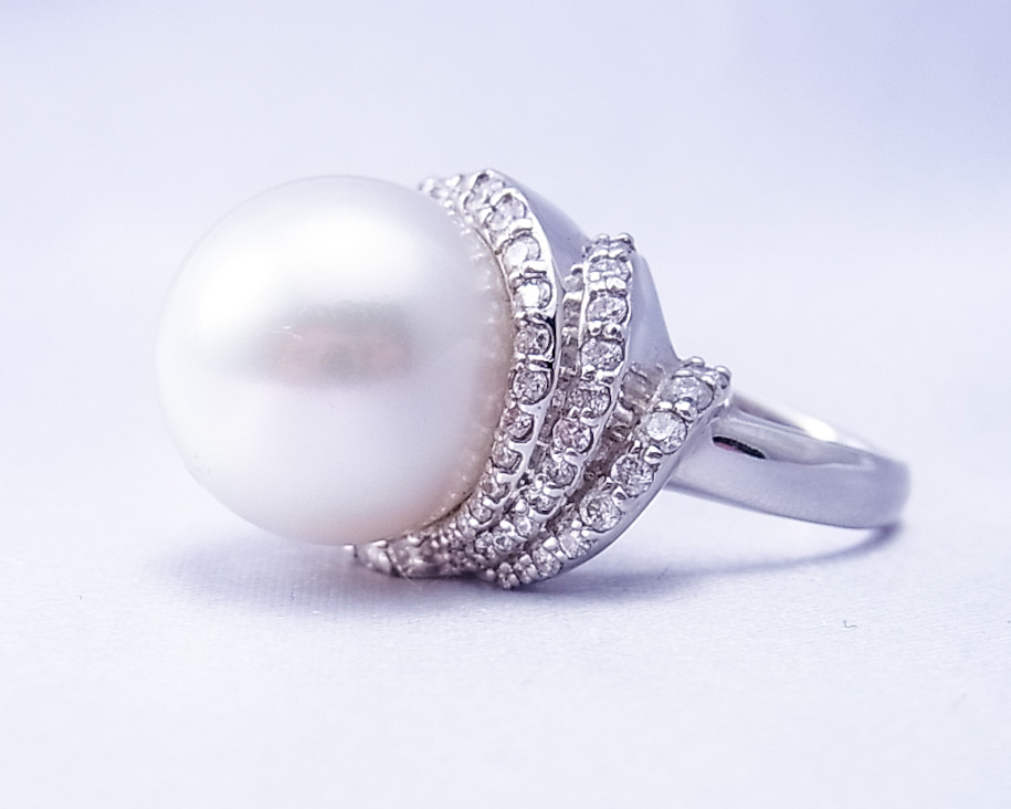 南洋真珠にたくさんのダイヤモンドをあしらった指輪