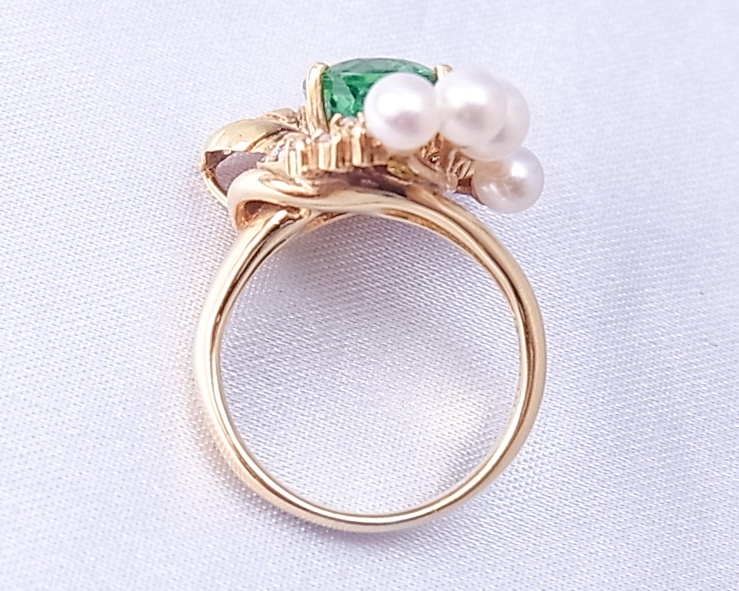 アップルグリーンのトルマリンと真珠を使った植物モチーフの指輪