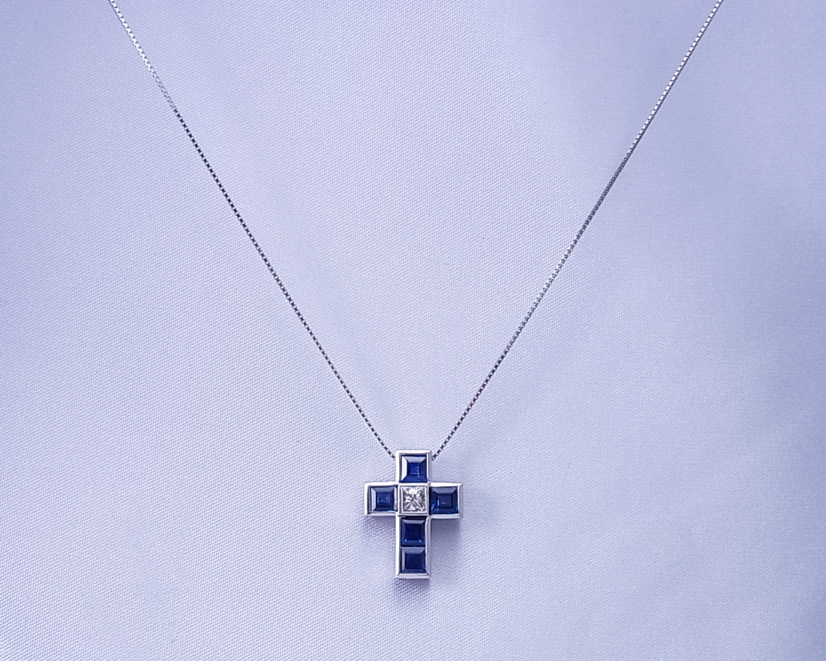 四角いサファイアとダイヤモンドの十字ペンダント