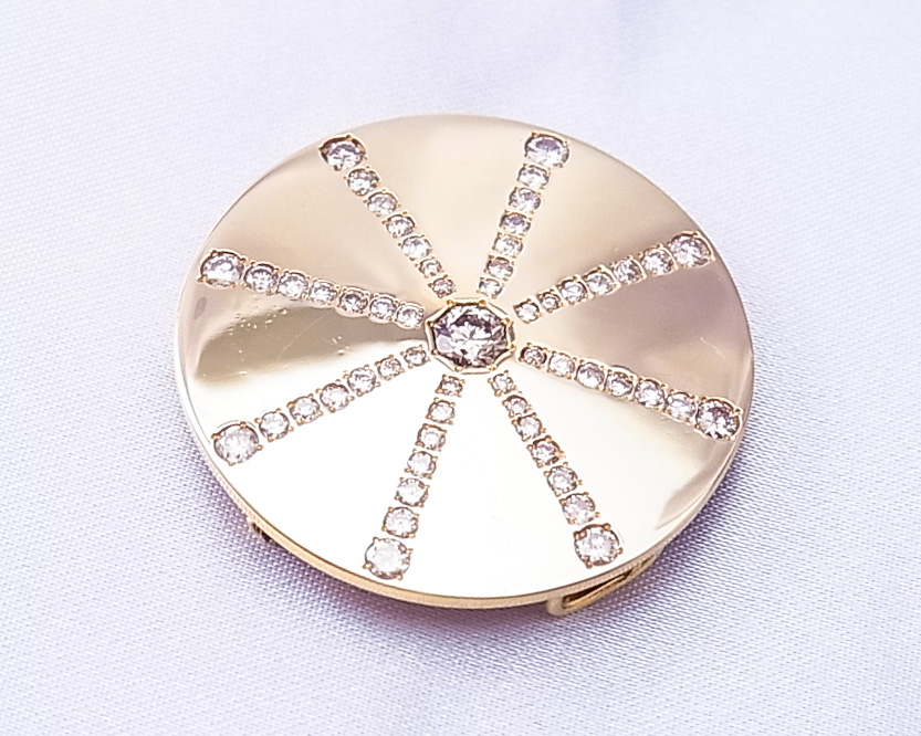 八角形のダイヤモンドを使った金メダルみたいなブローチペンダント