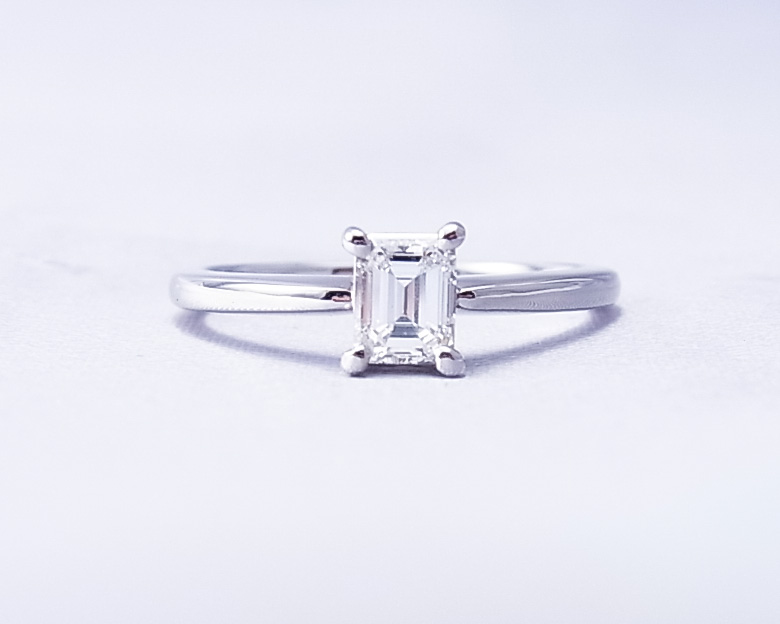 0.4ct四角いダイヤモンドの指輪