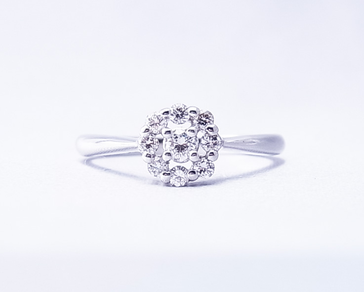9個の小さなダイヤモンドを使った指輪