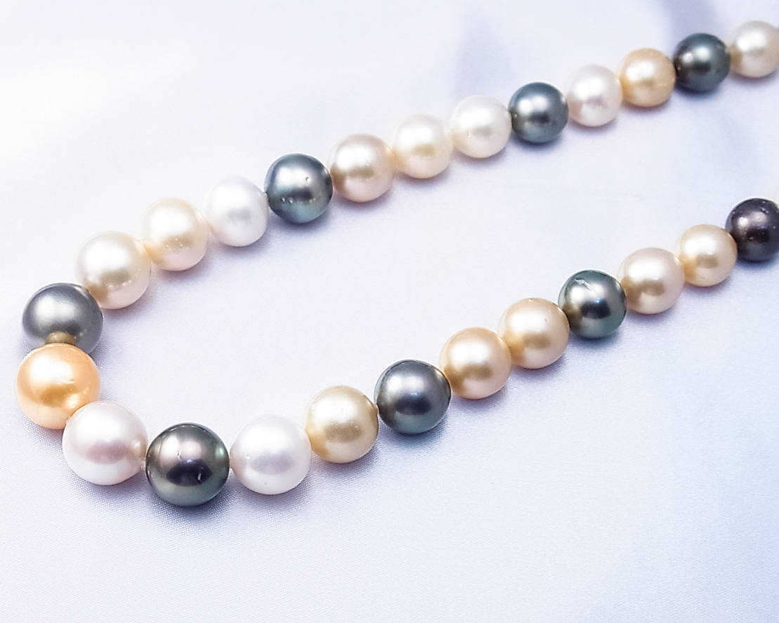 黒・ゴールド・白 3色の南洋真珠を使ったネックレス