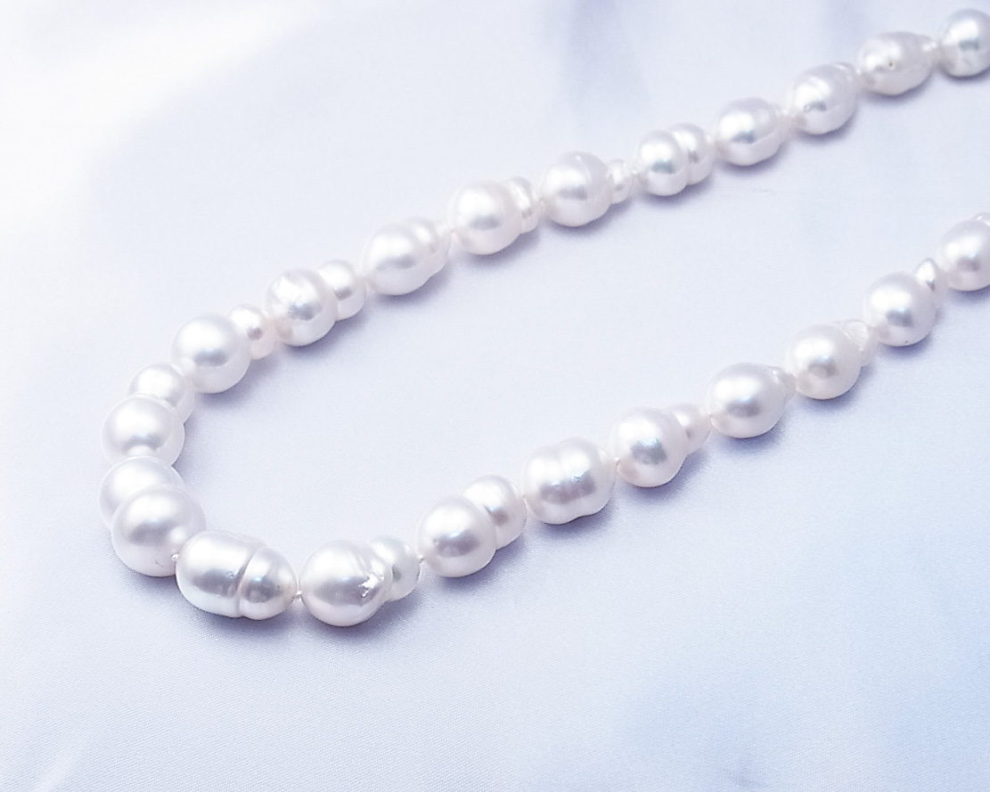 さまざまな形の真珠のネックレス