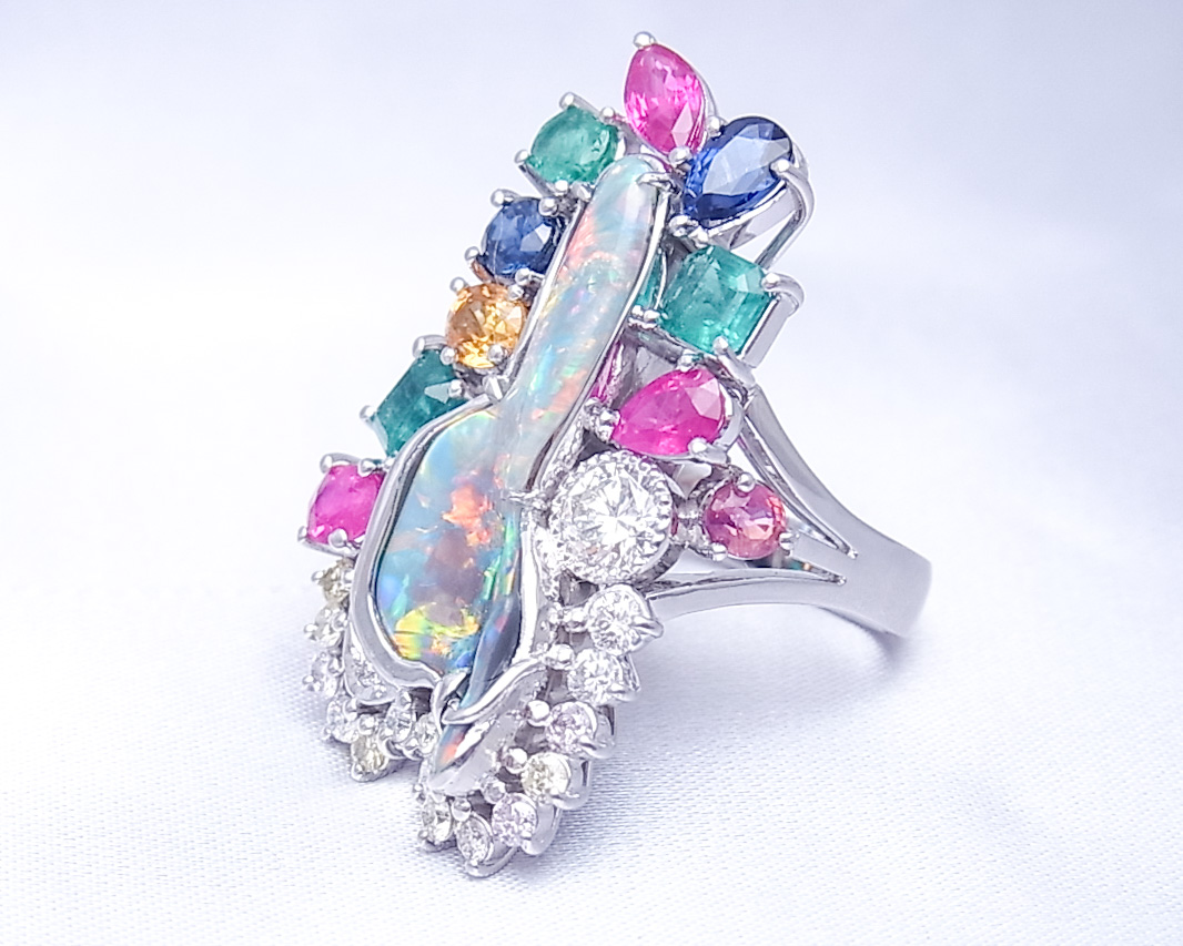 オパールの様々な色を表現した指輪