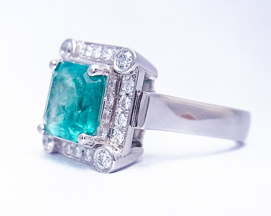 深いテリのあるエメラルドとダイヤモンドの重厚感のある指輪
