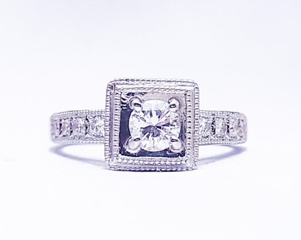 アンティーク風デザインのダイヤモンドの指輪