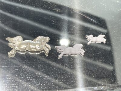 馬のアクセサリーを作っています（2）